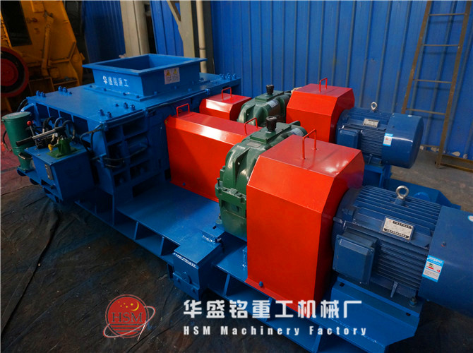 裝車完畢對(duì)輥破碎機(jī)出發(fā)